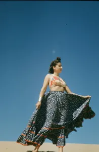 Vintage Beauty Standards Drucke: MODELS POSING IN 1939