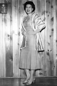 Old Hollywood Style Portraits Drucke: Patsy Cline At The Piano