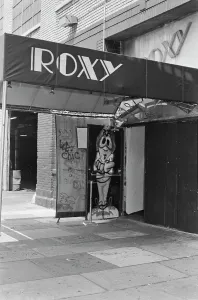 Gerahmter Druck : Das Roxy-Clubhaus auf West 18. Straße in Manhattan, New York City, etwa 1982 Gerahmter Druck : Das Roxy-Clubhaus auf West 18. Straße in Manhattan, New York City, etwa 1982