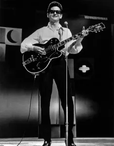 Black And White Music Photos Drucke: Roy Orbison Performs