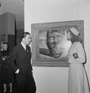 Drucke von NEUES YORK - 1943: Der spanische Surrealistenmaler Salvador Dali (1904 - 1989) besucht eine Ausstellung seiner Werke in der Galerie M. Knoedler und Co. in New York City, circa 1944 Salvador Dali Drucke: Salvador Dalí