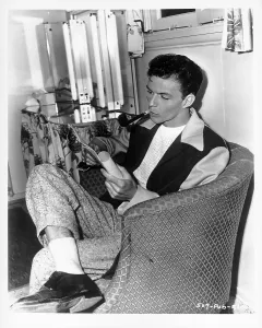 Sinatra liest ein Drehbuch