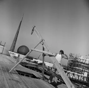 Art Deco Architecture NYC Drucke: The Trylon and Perisphere Under Construction