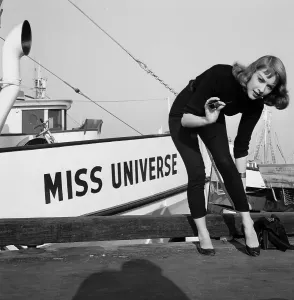 Classic Hollywood Glamour Models Drucke: Vikki Dougan