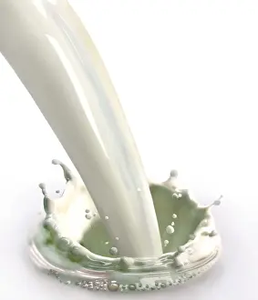 Milk Pouring Drucke: Milk being poured