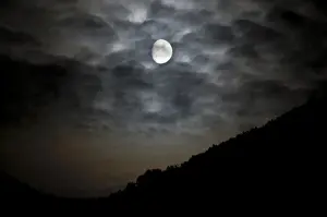 Cloudy Night Sky Drucke: Moon