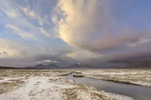 Berge und Wolken im Abendlicht am Salzsee Salar de Suriri in Putre der Región von Arica und Parinakota Chiles
