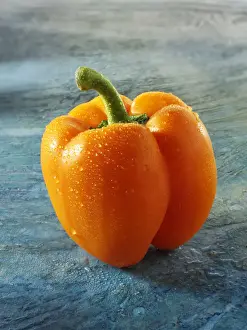 Single Object Studio Shots Drucke: Orange bell pepper