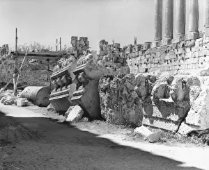 Temple Of Jupiter Drucke: Ornate Capitals