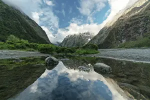 South Island Scenic Views Drucke: Perfect reflection at Monkey Creek, Fiordland region, South Island, New Zealand
