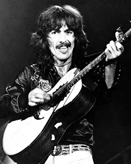 Drucke von SAN FRANCISCO - 6. NOVEMBER: Gitarrist George Harrison, ehemals der Rockband The Beatles angehörend, spielt Bühnen mit einer elektrischen Gitarre im Cow Palace am 6 Musik Drucke: Akustisches Konzert in SF.