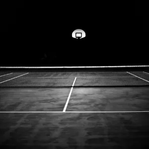 Drucke von Falsche Mondsichel über Tennisplatz Kunstwerke Des Surrealismus Drucke: Falsche Mond