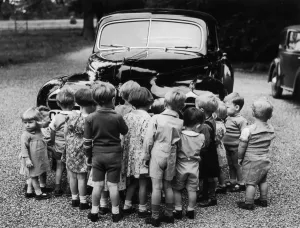 Drucke von Zehnter August 1942: Kinder eines Kindergartens sammeln sich um einen Chrysler-Fahrzeug gehörig Frau JG Winan, der Ehefrau des US-Botschafters in Großbritannien Kinderzimmer Drucke: Neugierige Kinder
