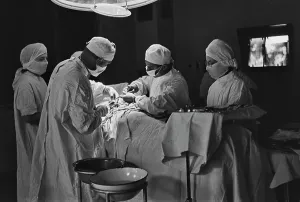 Vintage Hospital Scene Drucke: Abdominal Operation