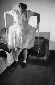 World War II Women Drucke: The Apron Strings