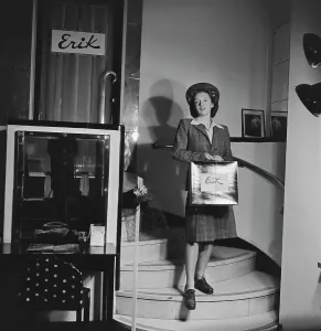 Women In The Workforce WWII Drucke: Arriving For Work Experience