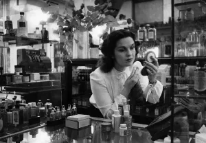 Selfridges Oxford Street Drucke: Assistant Makes Up