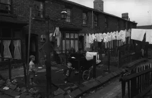 Children Playing Outdoors UK Drucke: Backyards