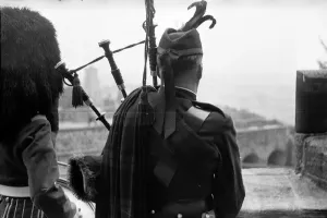 Drucke von 24. September 1955: Ein Pfeifferspieler der Princess Louises Argyll and Sutherland Highlanders, die in Stirling in Schottland das schottische Tuch des Südthales trägt Sutherland Drucke: Trompeter des Bagpipes