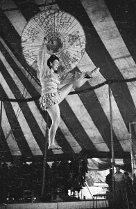 Circus Performer Drucke: Balancing Act