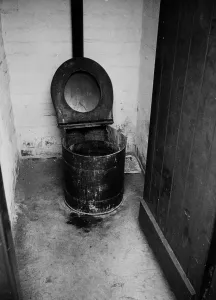 Vintage School Photos Drucke: Basic Bathroom