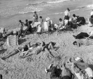 English Coastline Drucke: At the Beach