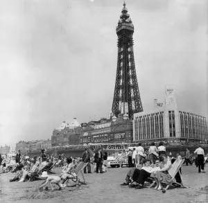 English Beaches Drucke: Beach Tower