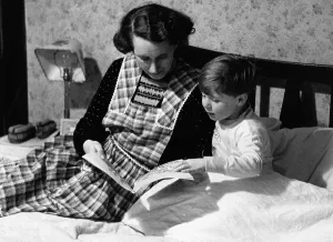 Female Parent Child Relationship Drucke: Bedtime