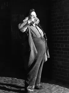 Black And White Pub Scene Drucke: Beer Drinker