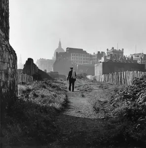 London During The Blitz Drucke: Blitz Site Stroller