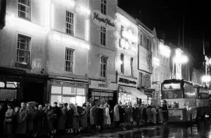 Vintage Landscape Photography Drucke: Bristol Bus Queue
