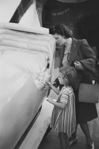 Victoria And Albert Museum Artifacts Drucke: Britain Can Make It