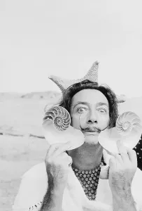 Drucke von Der spanische Surrealisten-Künstler Salvador Dali (1904 - 1989) hält zwei Muscheln in seiner Wohnung in Cadaques auf der Costa Brava, Spanien, am 8. Januar 1955 Salvador Dali Drucke: Dali mit Schalen