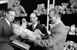 Black And White Europe Images Drucke: Checking Teddy