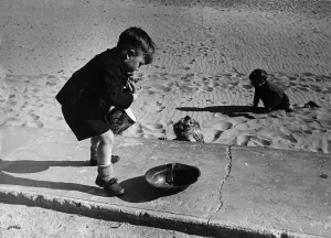 Children Playing On The Beach Drucke: Children On Beach