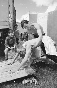 Circus Performer Drucke: Circus Rub Down