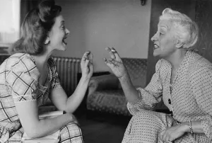Cigarette Smoking Women Drucke: Common Gesture