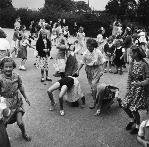 Square Format Black And White Photography Drucke: Crowded School