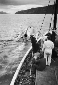 Black And White Racing Photos Drucke: Crusader Sets Out