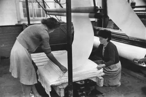 Female Factory Workers Drucke: Damping Machine
