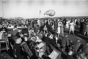 World War II Europe Drucke: Dancing On The Hoe