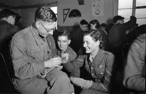 World War II Britain Drucke: Darning Lesson