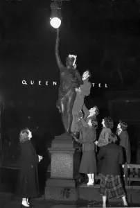 England Heritage Sites Drucke: Decorating Statue