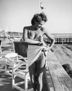 Retro Swimsuits For Women Drucke: Decorous Undressing