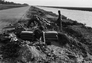 Middle East Conflict Images Drucke: Digging In