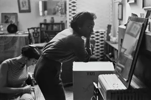 Drucke von US-amerikanische Schauspielerin und Sängerin, Eartha Kitt (1927 - 2008), mit der griechischen Schauspielerin Maria Andipa (sitzend, links), Frau des Künstlers Donald Cammell London Drucke: Eartha Kitt und Maria Andipa