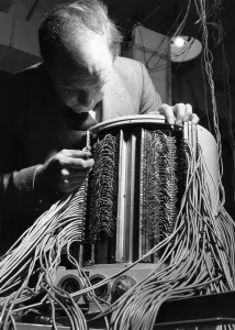 Elektronischer Gehirn