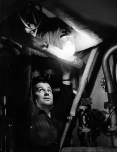 British Royal Navy Drucke: In Engine Room
