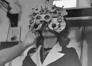 Vintage Medical Equipment Drucke: Eye Test
