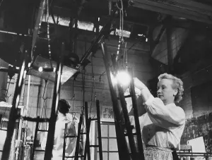Black And White Photo UK Drucke: Factory Worker